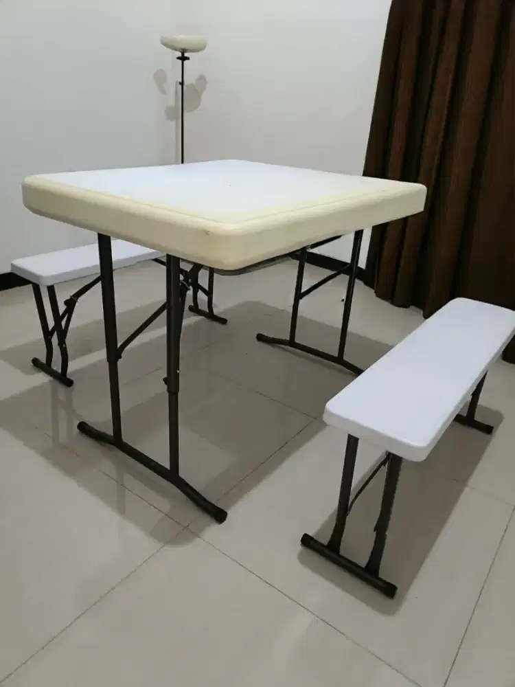 Meja dan kursi lipat