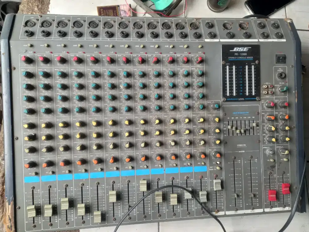 POWER MIXER 12 CHANEL MEREK BSE kondisi fisik sesuai di  poto