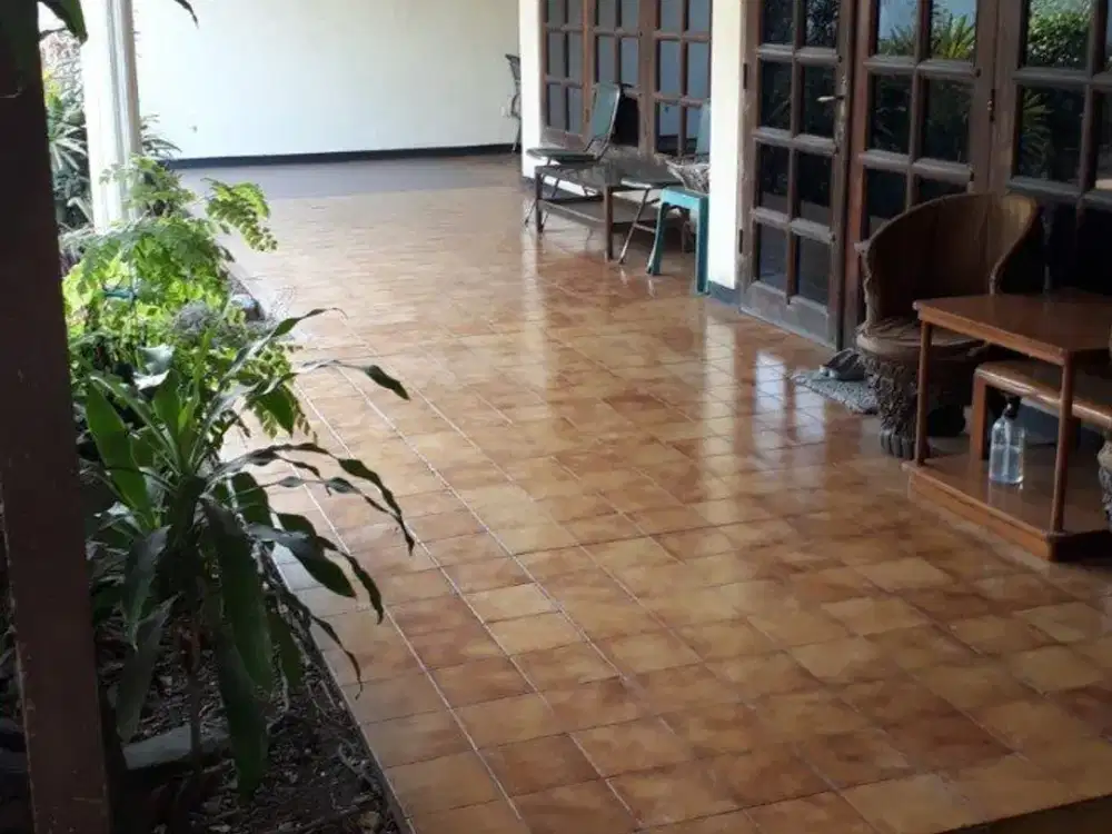 Rumah Jalan Kutai Cocok untuk kantor, resto cafe dll , Hadap Barat PDAM PLN 5500 Carport 2 mobil Garasi 2 mobil