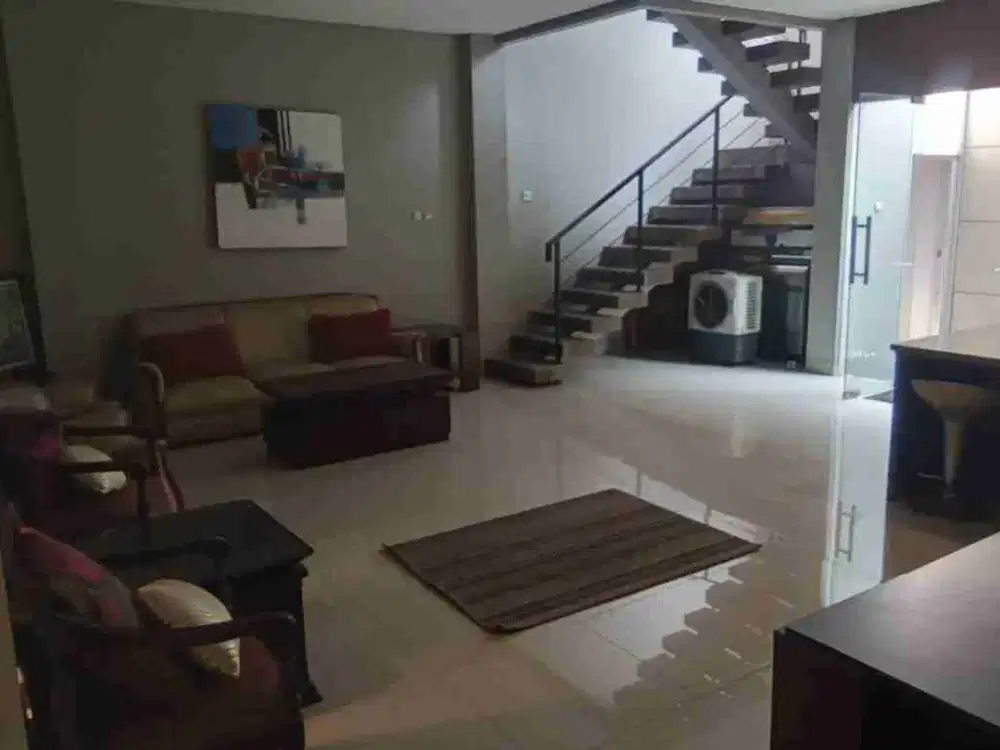 Rumah Tiga Laintai Modern Siap Huni di Raffles Hills Cibubur Jakarta Timur