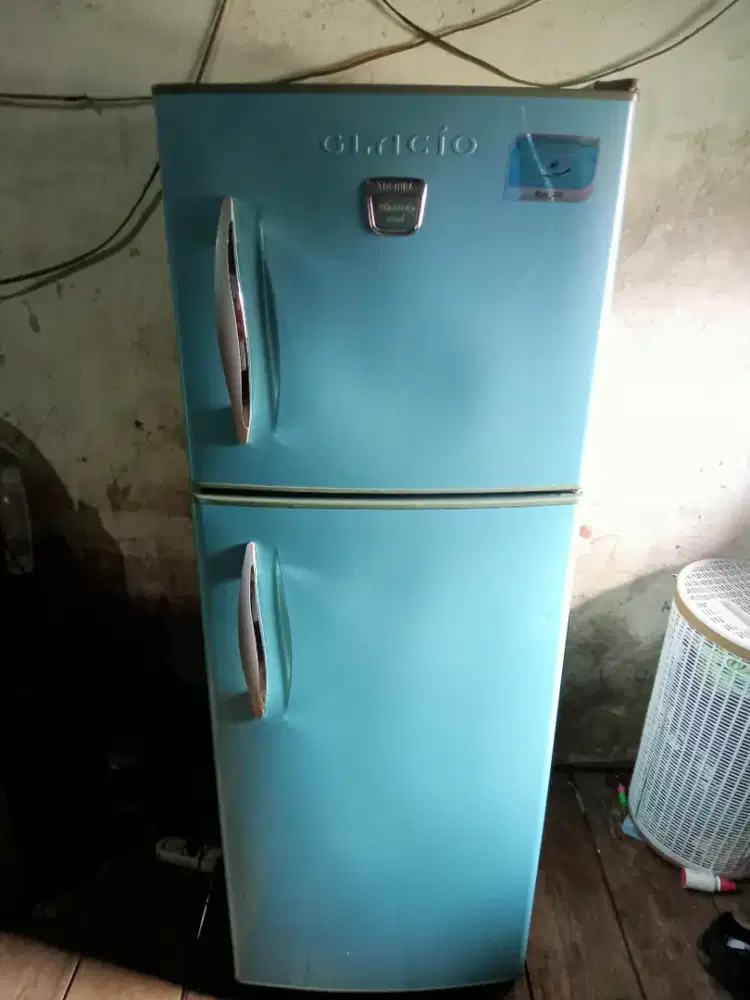 Kulkas 2 pintu Thosiba Glacio