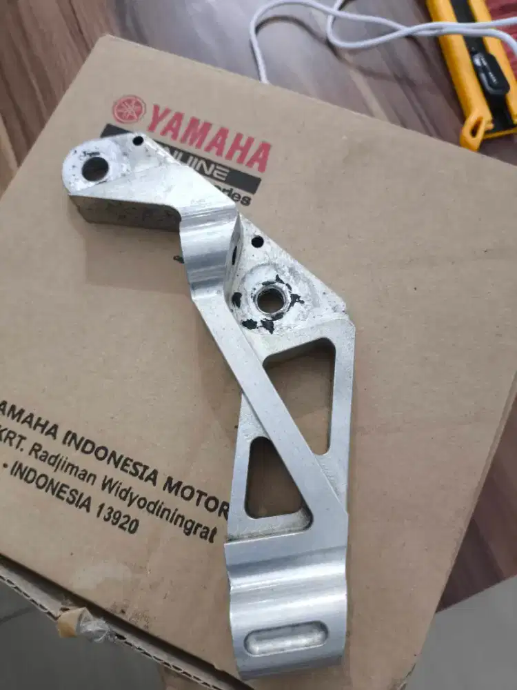Breket kaliper xmax pitch 108MM