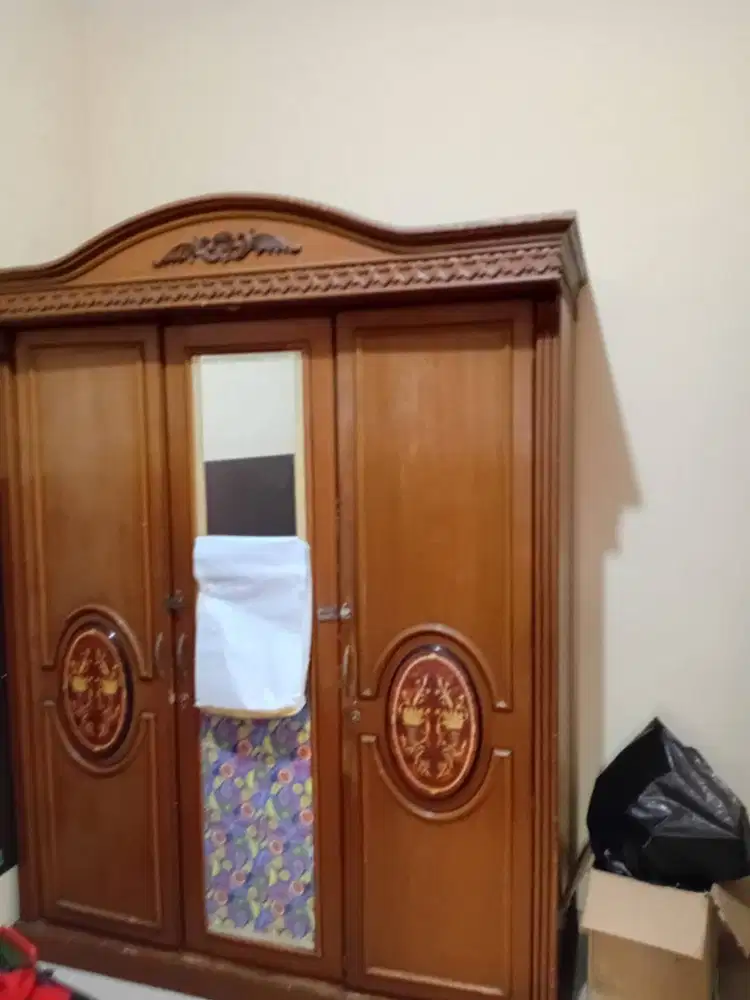 Lemari Pakaian Kayu Jati