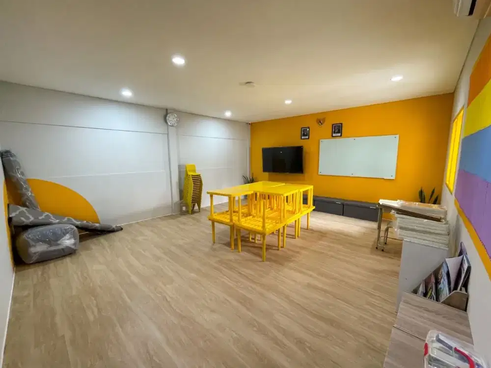 Rumah Luas 3 Lantai Cocok untuk Ruang Usaha Petukangan LR-18162