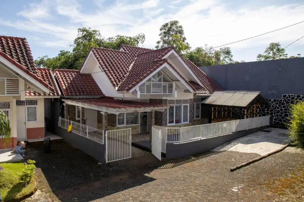 Rumah / Villa Golden Spring Cipanas, Renovasi Total, Semi Furnish