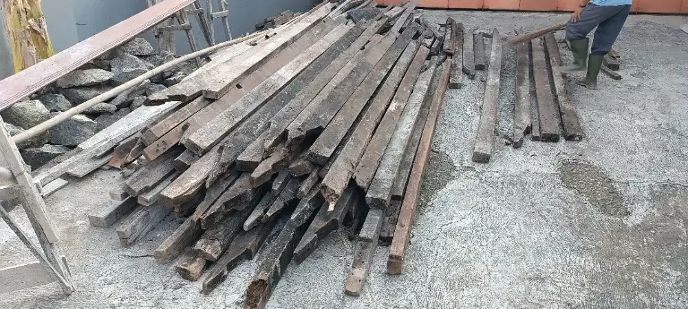Kayu balok bekas bongkaran rumah