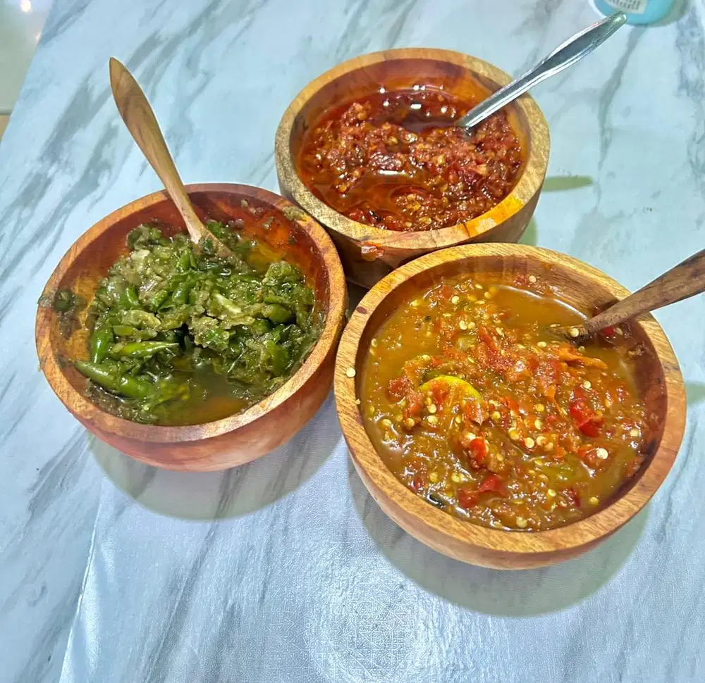 Saya mencari karyawan untuk jaga rumah makan