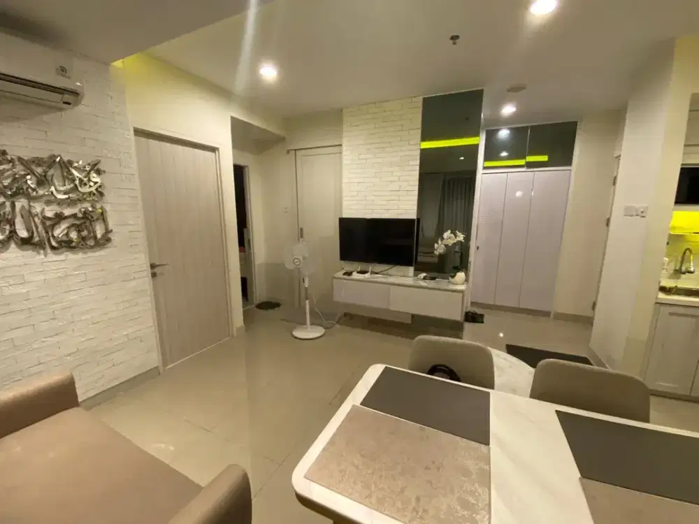 APARTEMEN GRAND KAMALA LAGOON BEKASI – 2 BR SEMI FURNISHED, VIEW JAKARTA & TOL