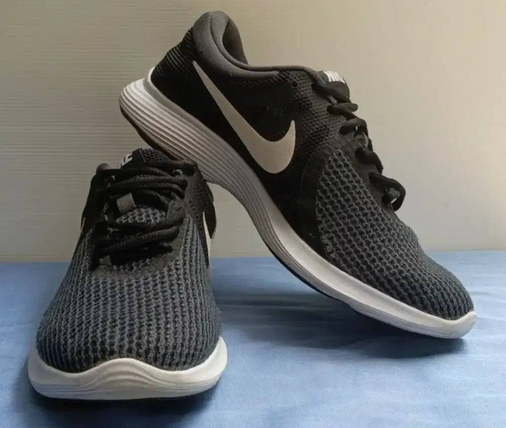 Sepatu running Nike revolution 4