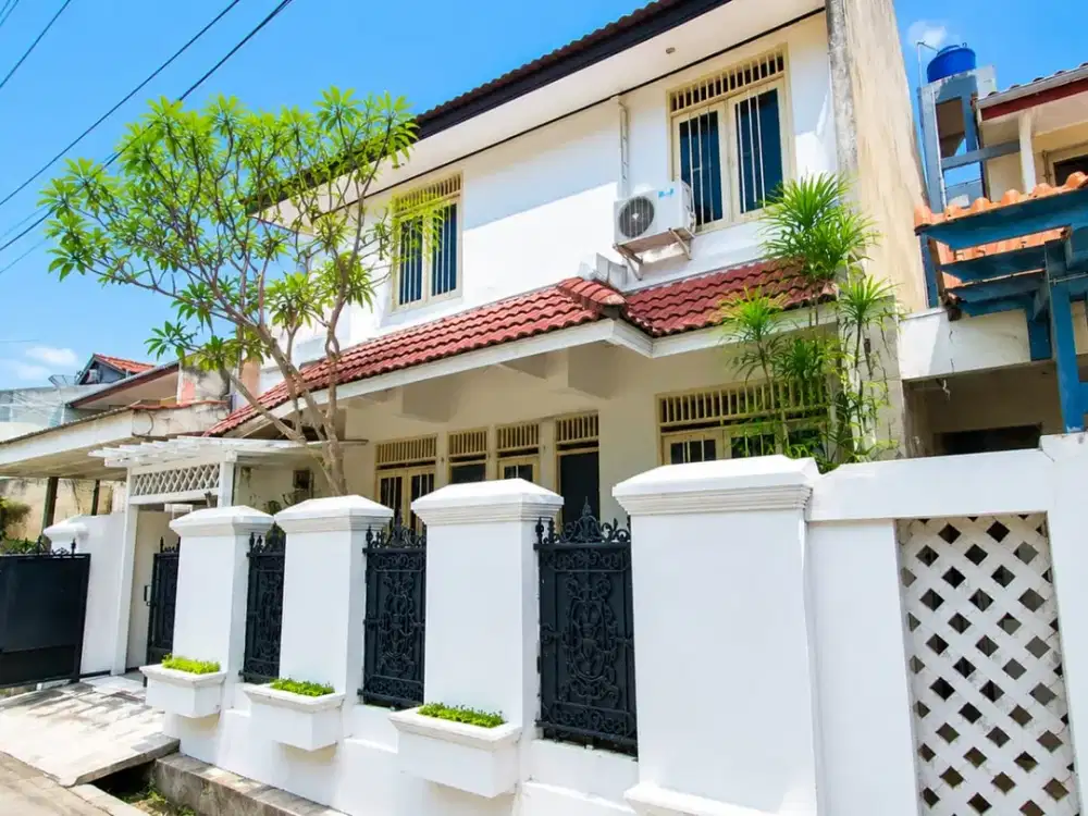 Sewa Rumah Strategis Tebet Timur - Lingkungan Tenang dan Nyaman, Bonus Open Space Parkir