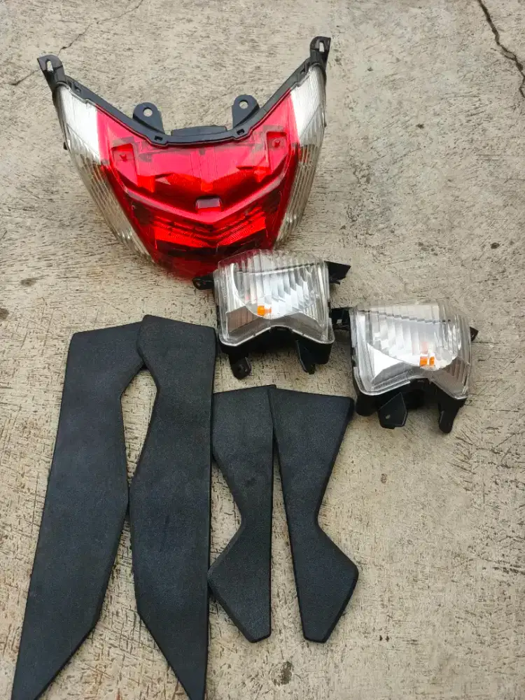 1 paket lampu belakang, send & karpet injakan
