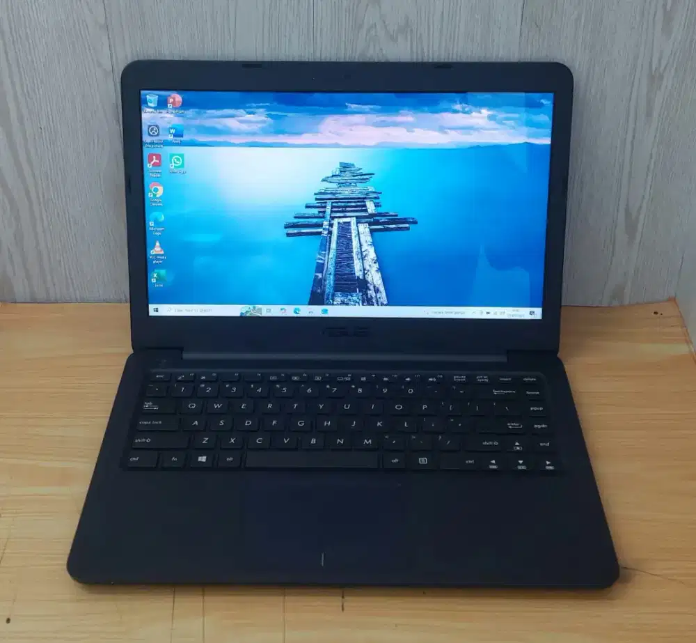 ASUS E402YA AMD E2-7015 APU|4GB|256GB|RADEON R2|14HD|WIN10