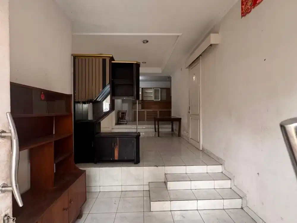 ANA DISEWAKAN RUMAH HOEK UK 10X15M DI KOMPLEK JELAMBAR
