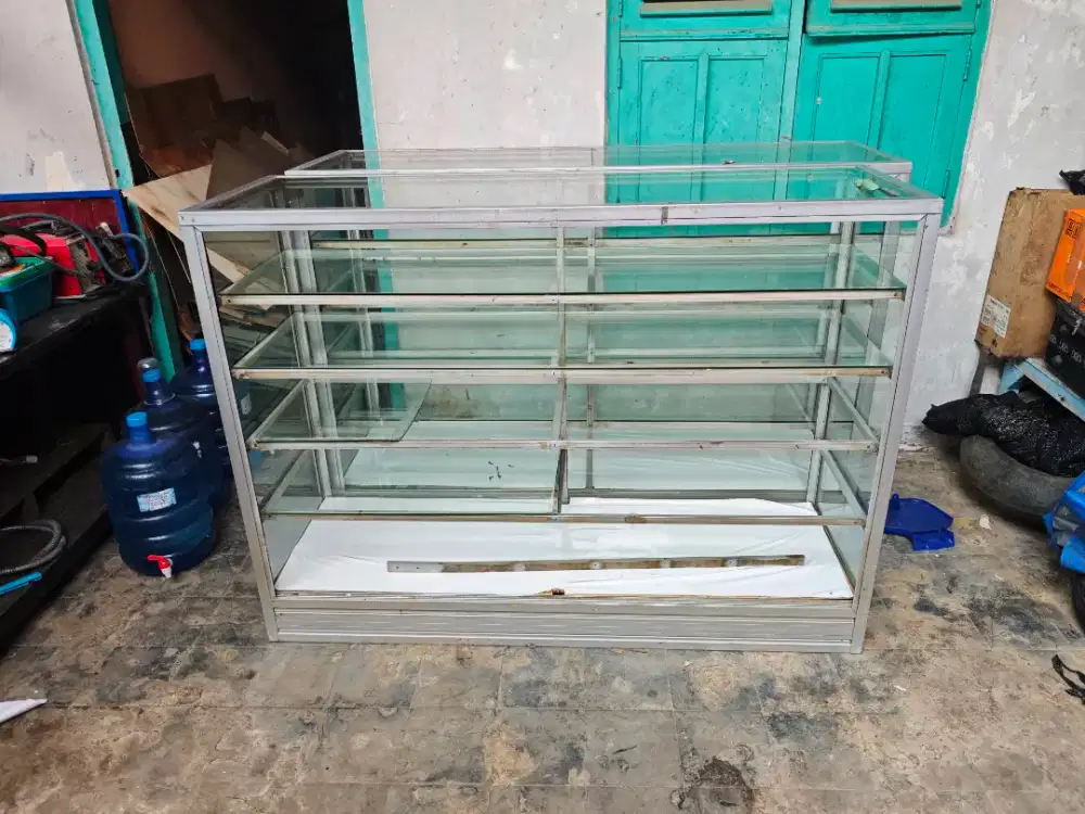 DIJUAL CEPAT — Etalase Kaca Aluminium 1,5 Meter, Stok 4 Unit!