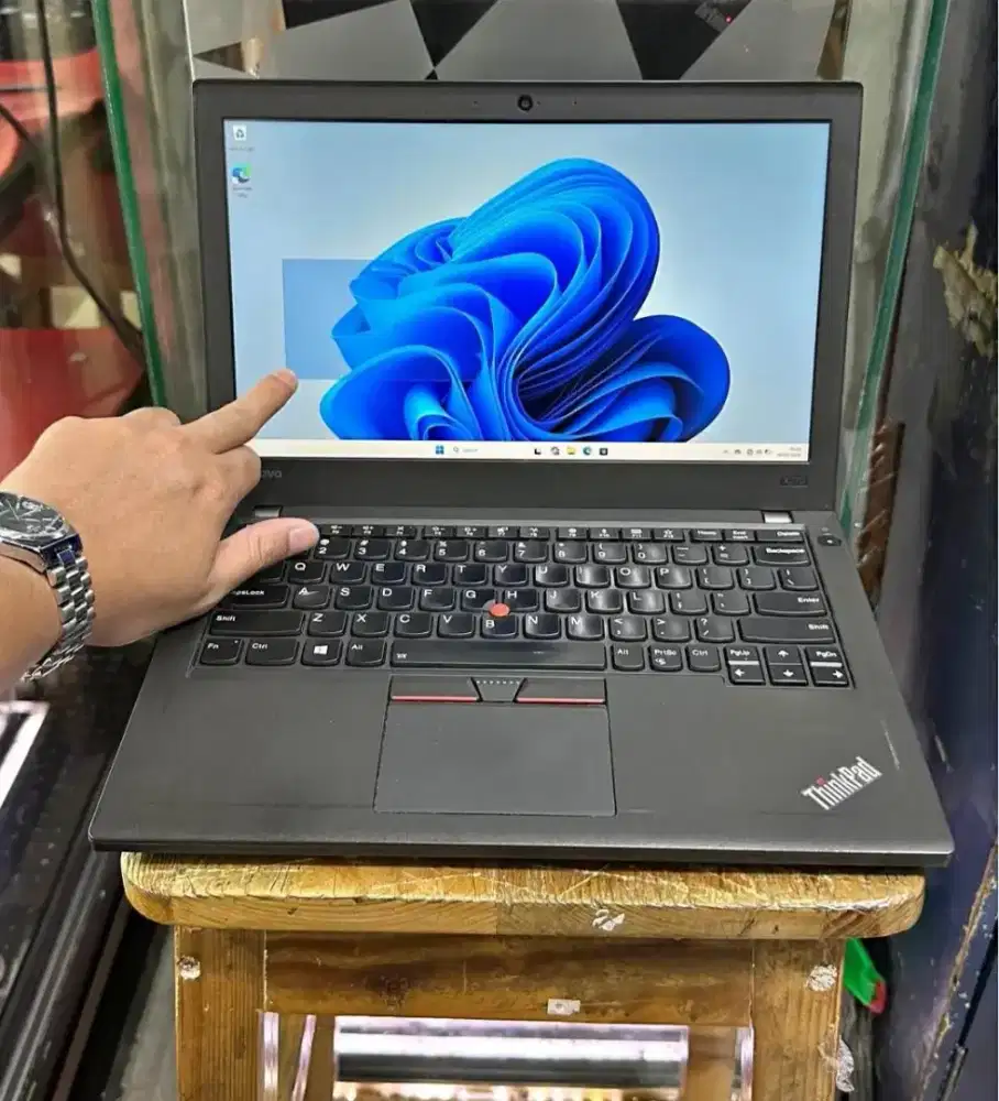 Lenovo thinkpad x270 gen 7 core i7 RAM 8 SSD 256