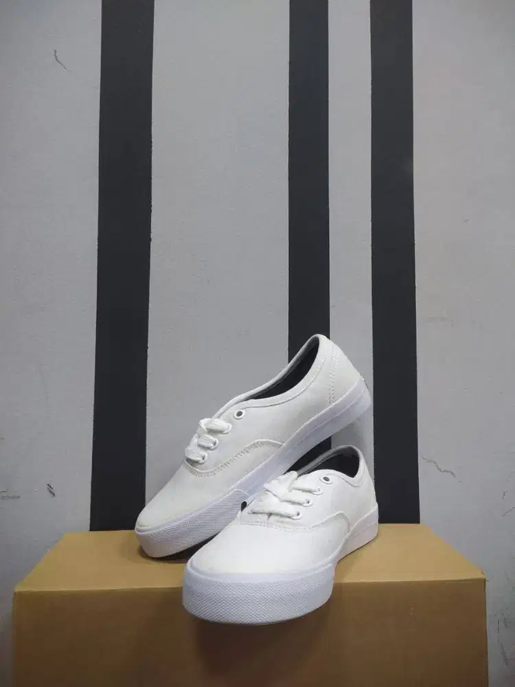 Sepatu Kasual Putih Unisex | Stylish, Ringan & Nyaman Dipa