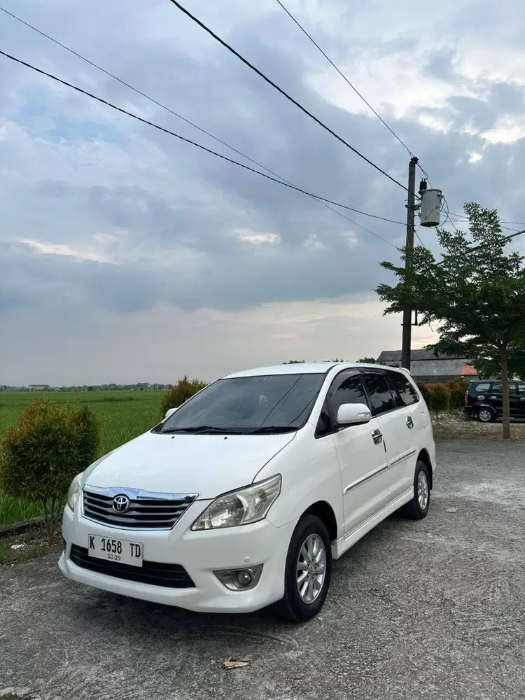 Toyota Kijang Innova V (2013)