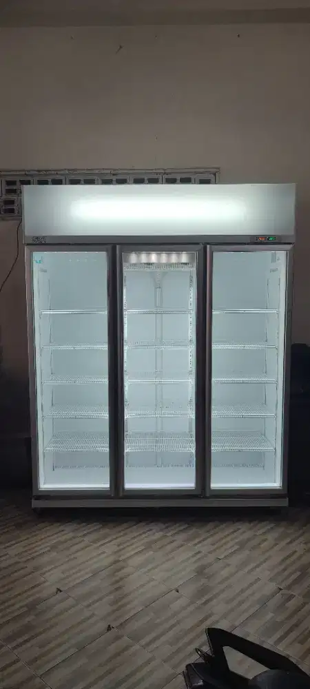 Showcase 3 pintu Gea