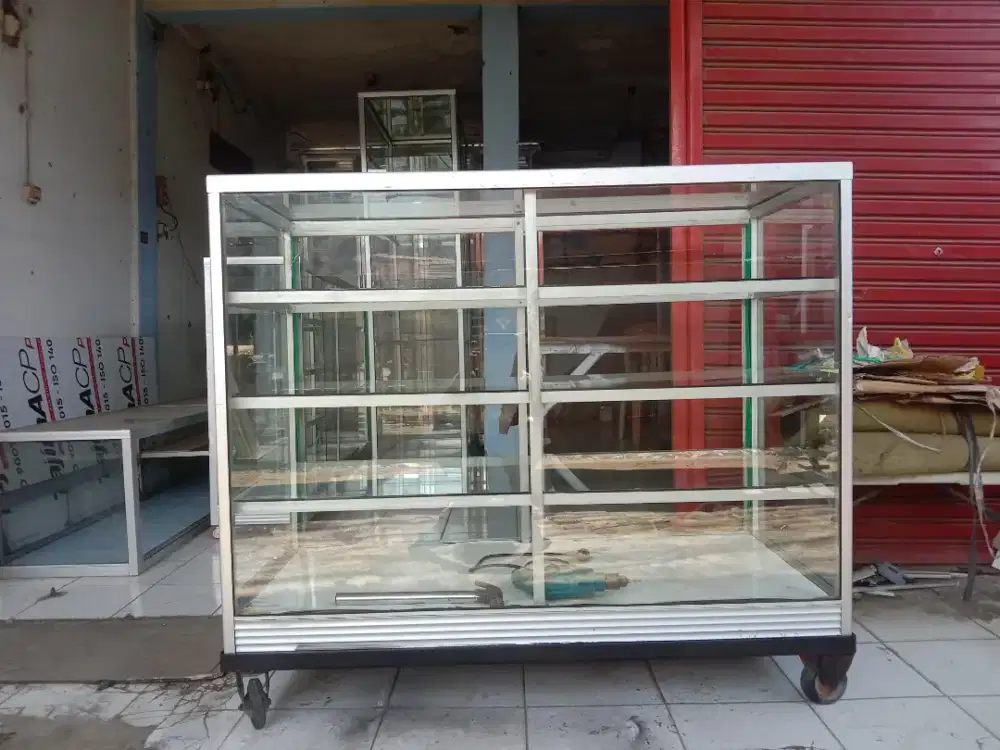 Kaca etalase second