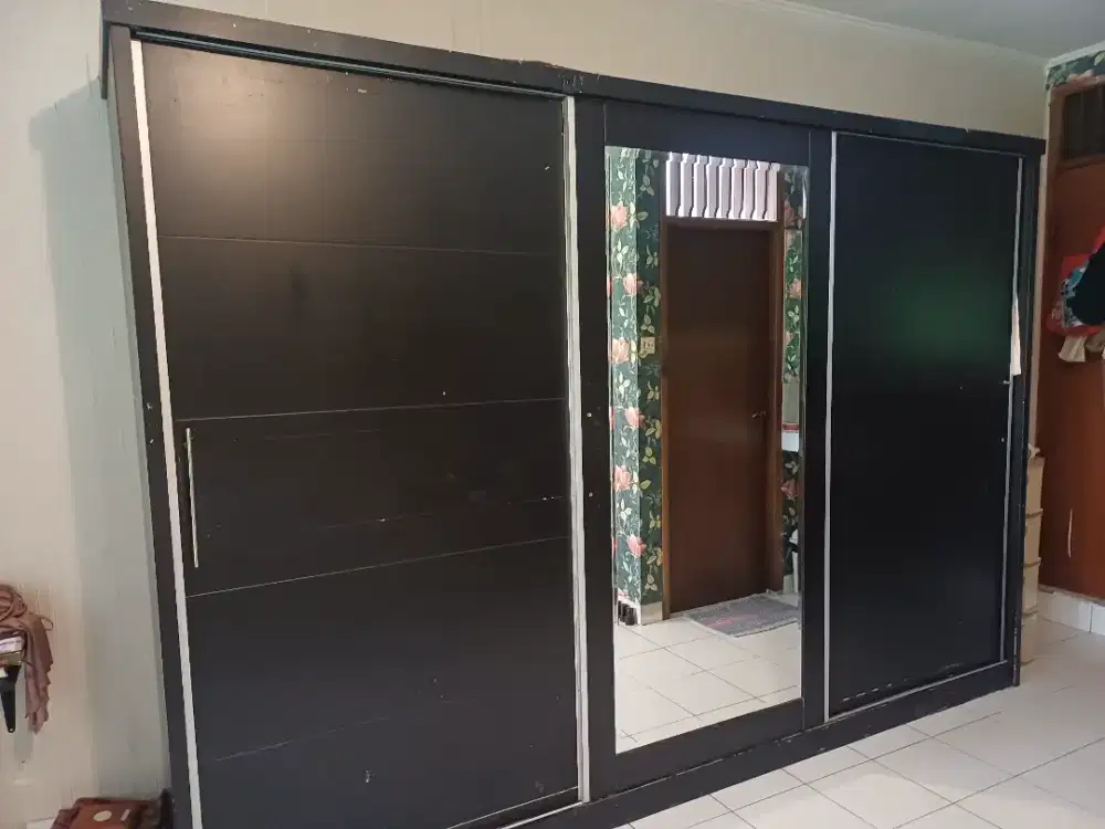 Lemari pakaian 4 pintu