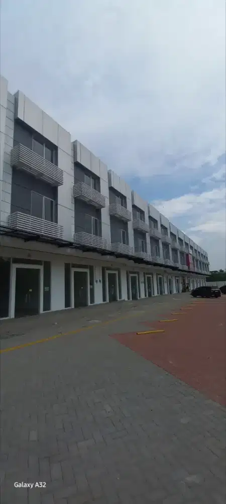 Ruko 3 Lantai Siap Pakai Di Jalan Boulevard Jababeka