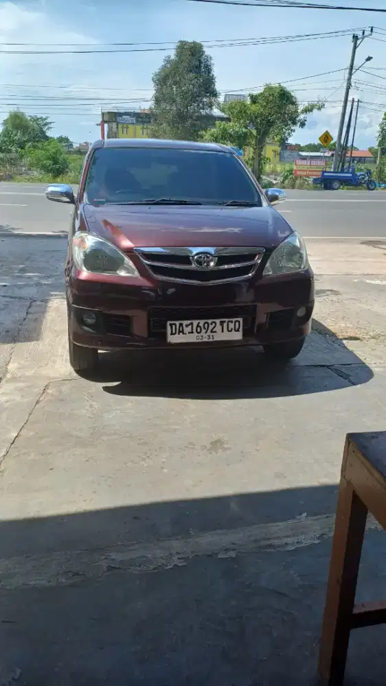 Dijual Avanza 1,3 G Manual tahun 2010 pemakaian 2011 warna merah maron