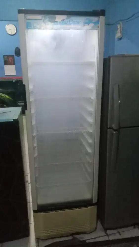 Dijual showcase POLYTRON 4/5Rak lengkap kondisi normal berembun COD