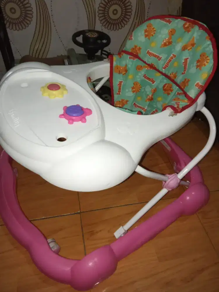 Baby walker (alat bantu jalan bayi)