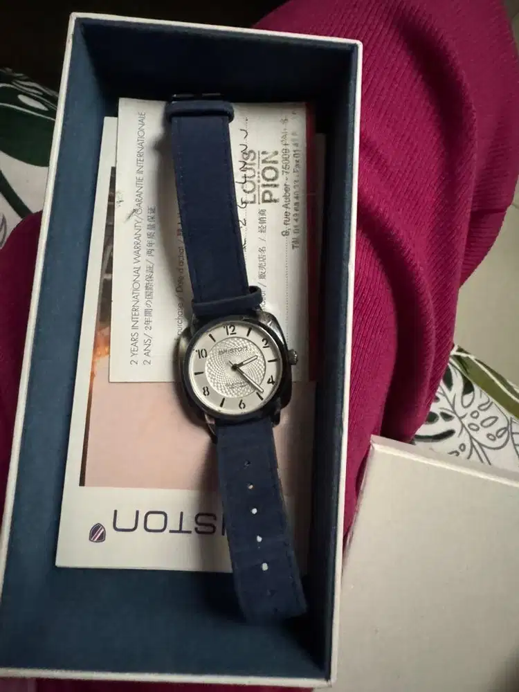 Jam briaton warna biru