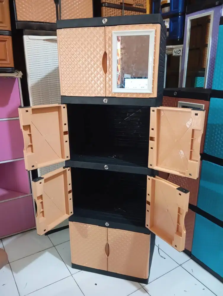Lemari Plastik Doremi Susun 4 Full kunci + kaca