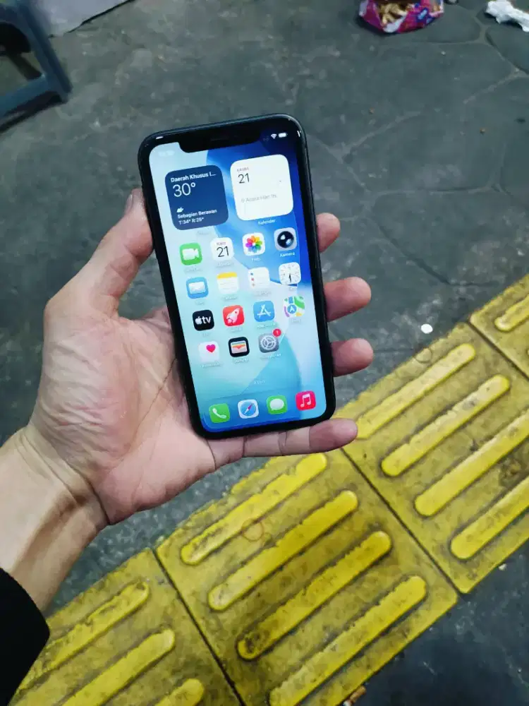 Iphone 11.   64 gb inter