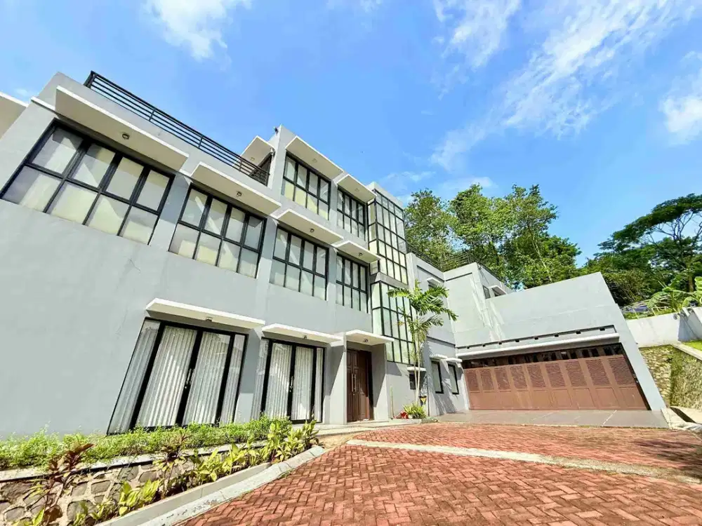 Rumah cantik 3 lantai halaman luas cluster premium di Sentul City Bogor