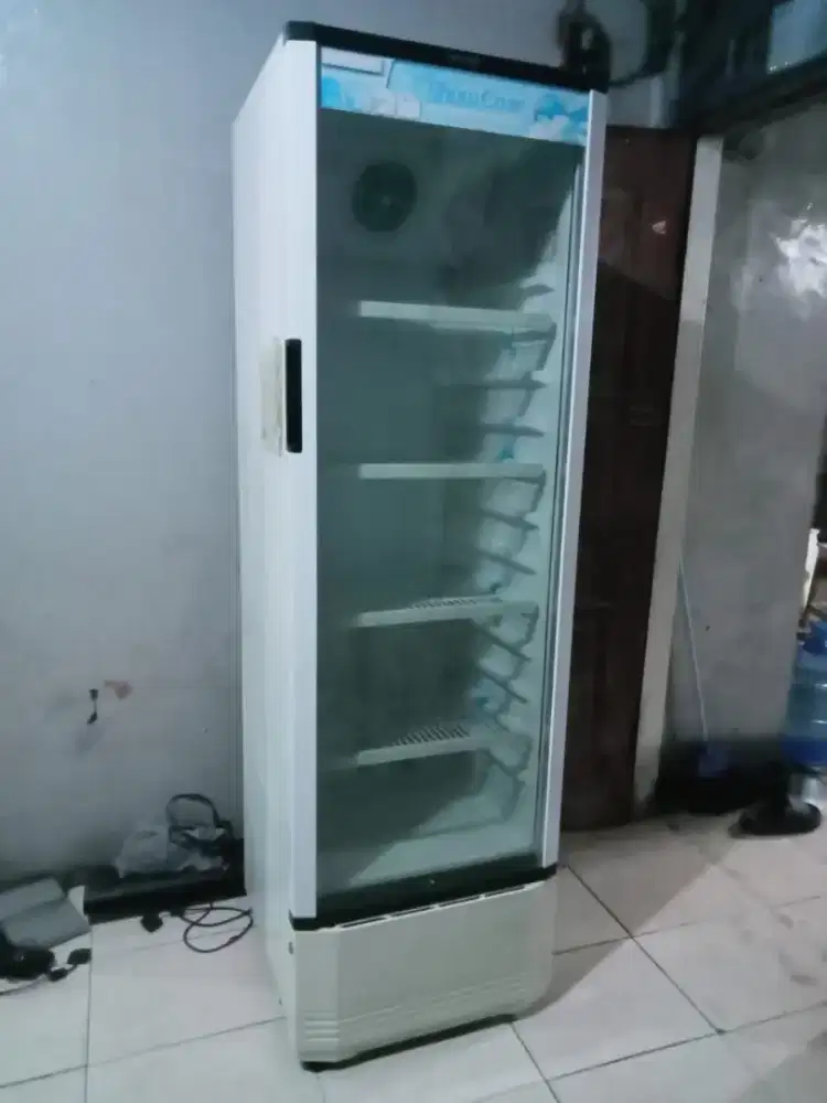 Showcase polytron 1pintu
