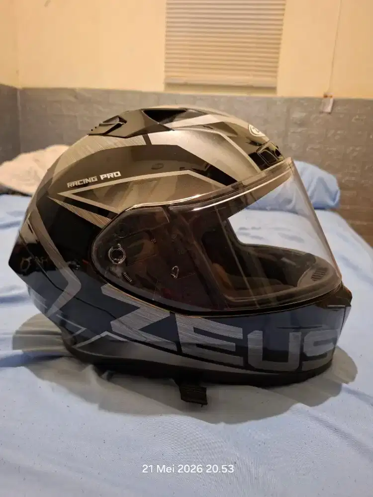 Dijual cepat helm  ful face zeus ZS - 826 BLACK BK3 SILVER