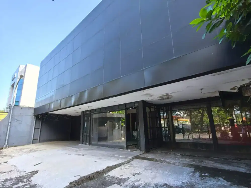 Gedung Komersial ex Showroom Pusat Kota Surabaya di jalan diponegoro luas tanah 1.036m2 sudah SHM