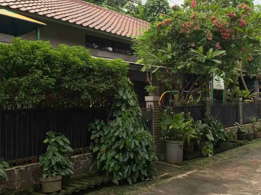 RUMAH ASRI DENGAN TAMAN BERMAIN DI PERUMAHAN PGRI DEPOK