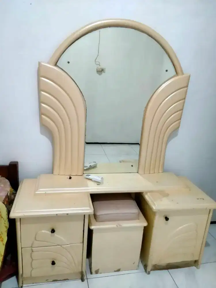 Meja rias bekas