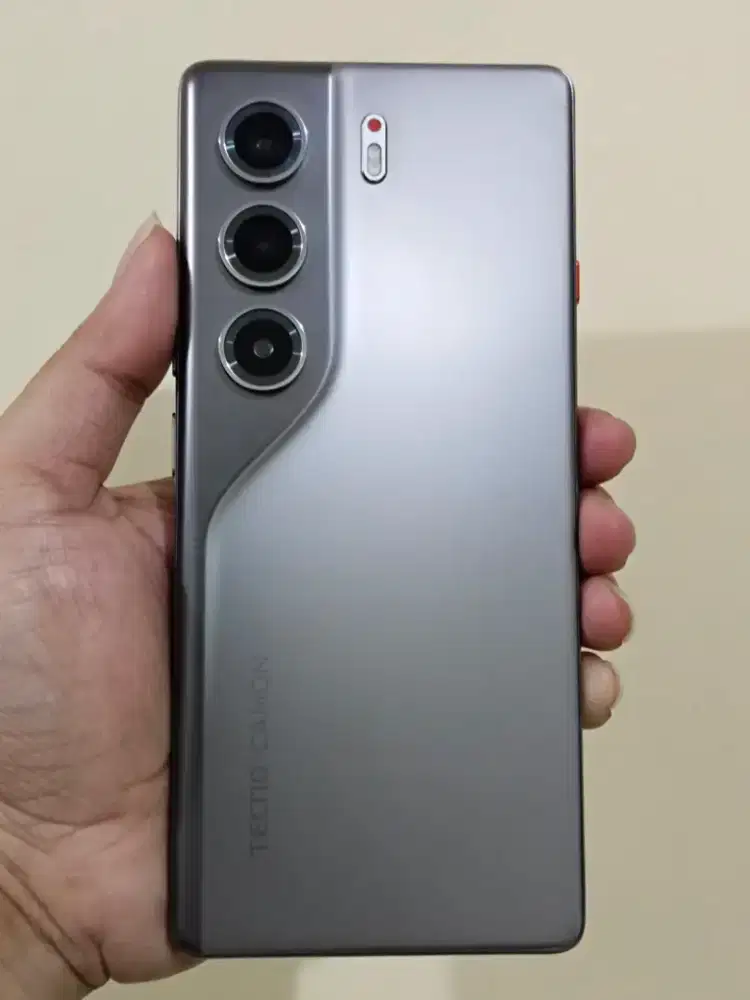 Tecno Camon 40 ram 8/256 mulus no minus
Kelengkapan hp cas redmi 45wat
