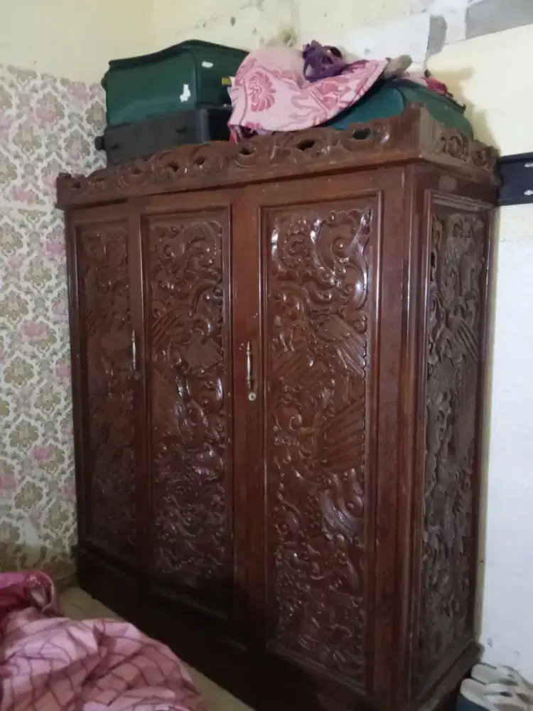 Lemari jati tua