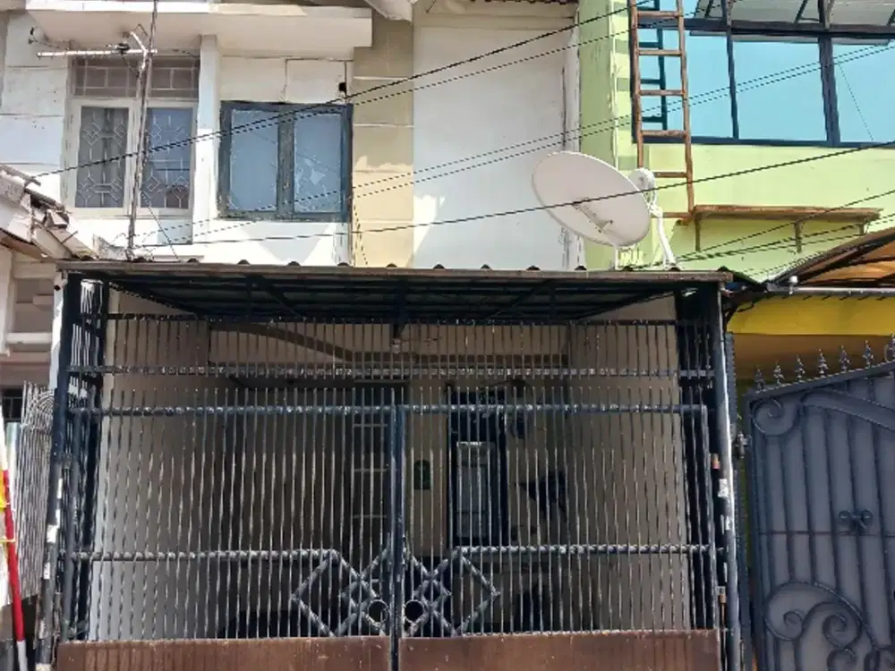 Dijual Rumah 2.25 lantai, hdp timur di Taman palem