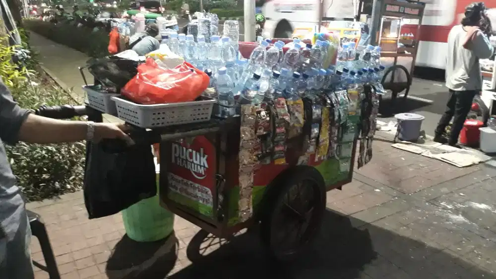 Gerobak minuman beserta barang dagangan