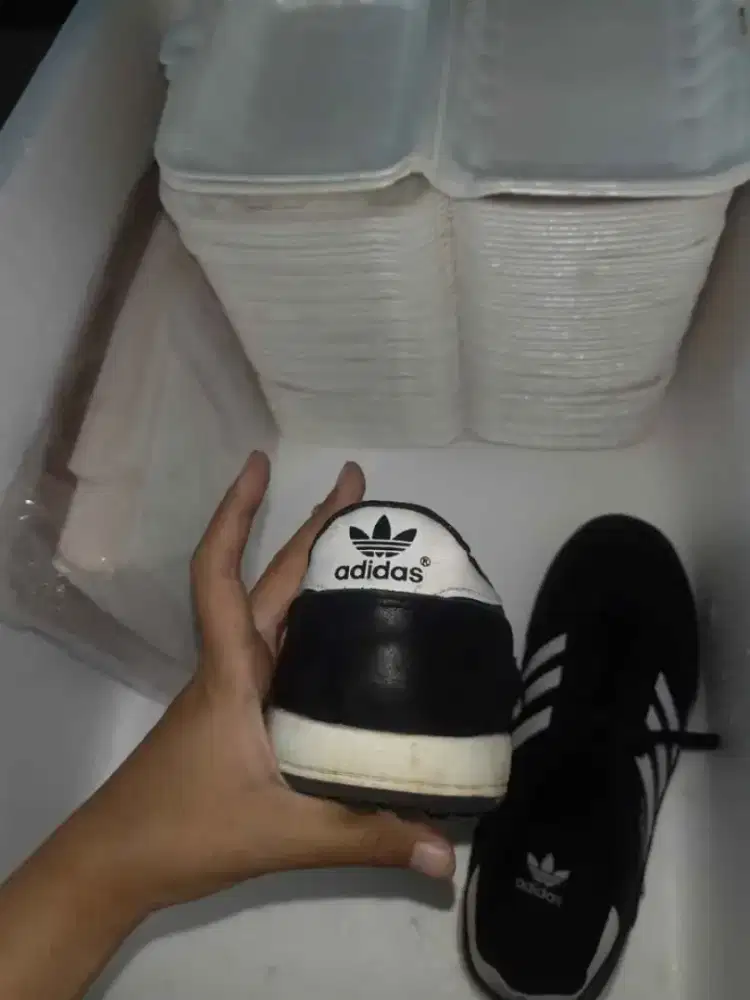 SEPATU OLAHRAGA BARU