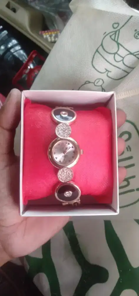 Di jual barang untuk kesenangan  diri wa dan hp aja baru loh