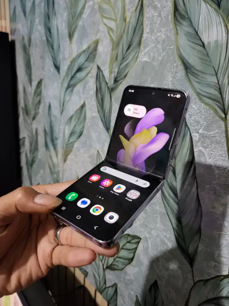 SAMSUNG Z-Flip 4 5G 8/128 Bagus siap pakai tompel dikit PAMULANG UNPAM