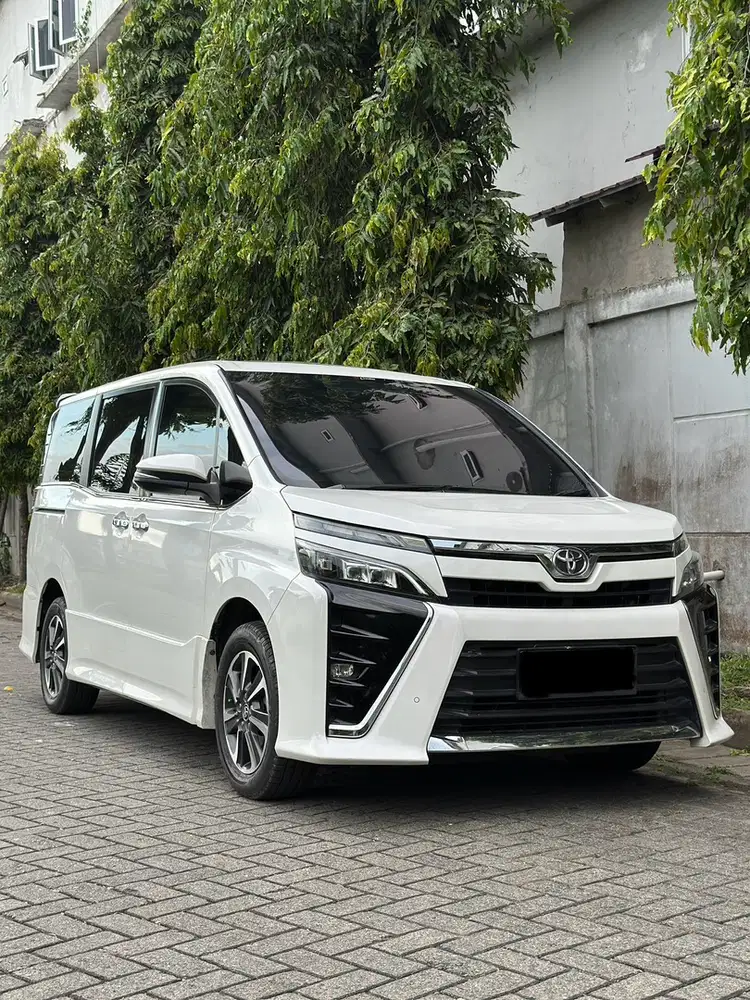 TOYOTA VOXY 2.0 CVT 2020 ISTIMEWA LOW KM