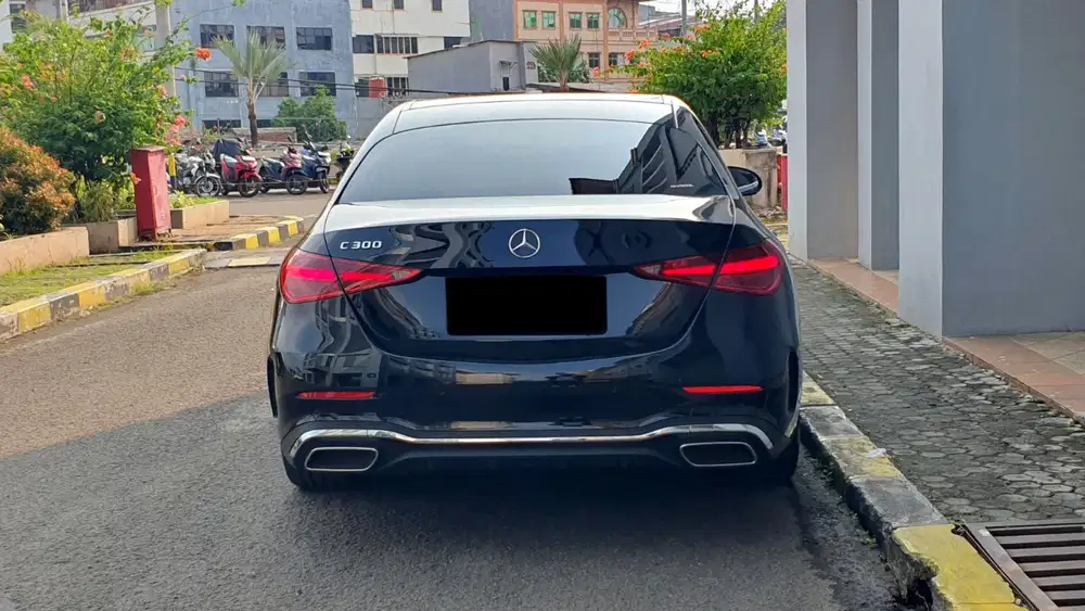 Km 4 rb mercedes benz mercy c300 amg line 2023 hitam