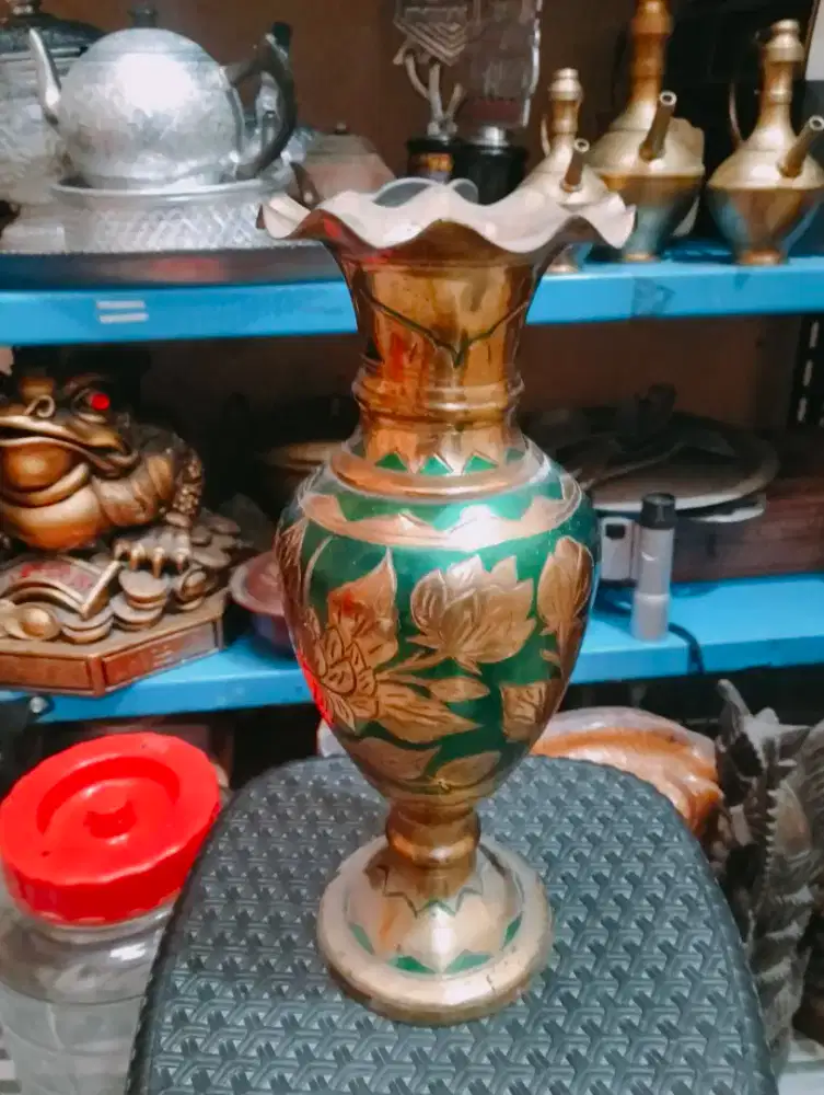 Vas bunga kuningan