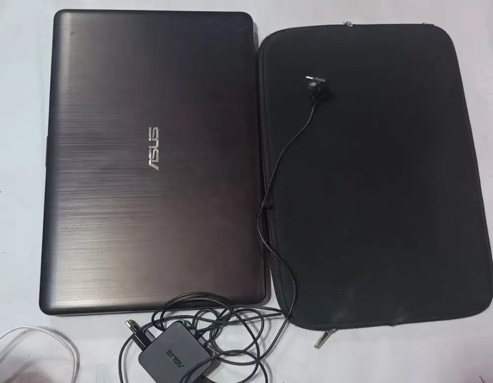 Laptop Asus 17 inchi