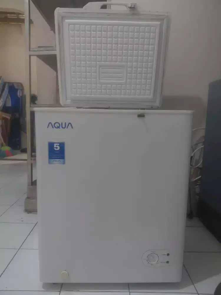 Freezer merek AQUA kapasitas 105 L