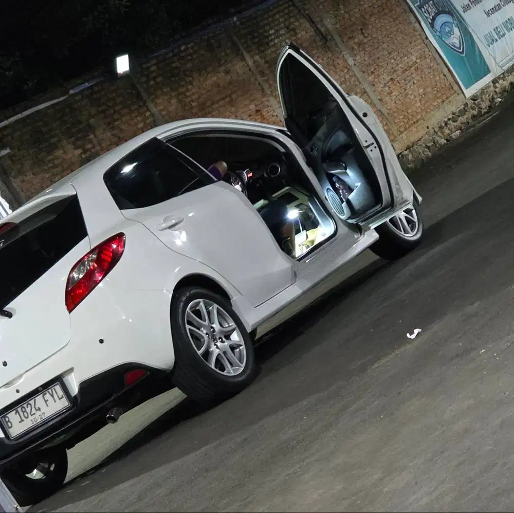 Mazda 2 RZ Matic 2012 Dp 10 Juta